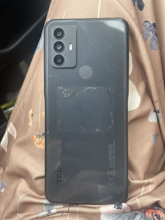 TCL c/ ecrã partido