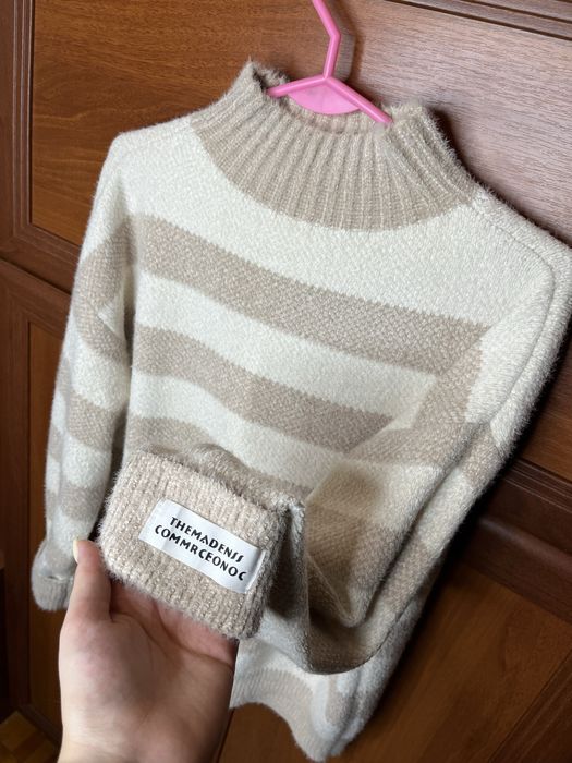 Светр у смужку світлого кольору