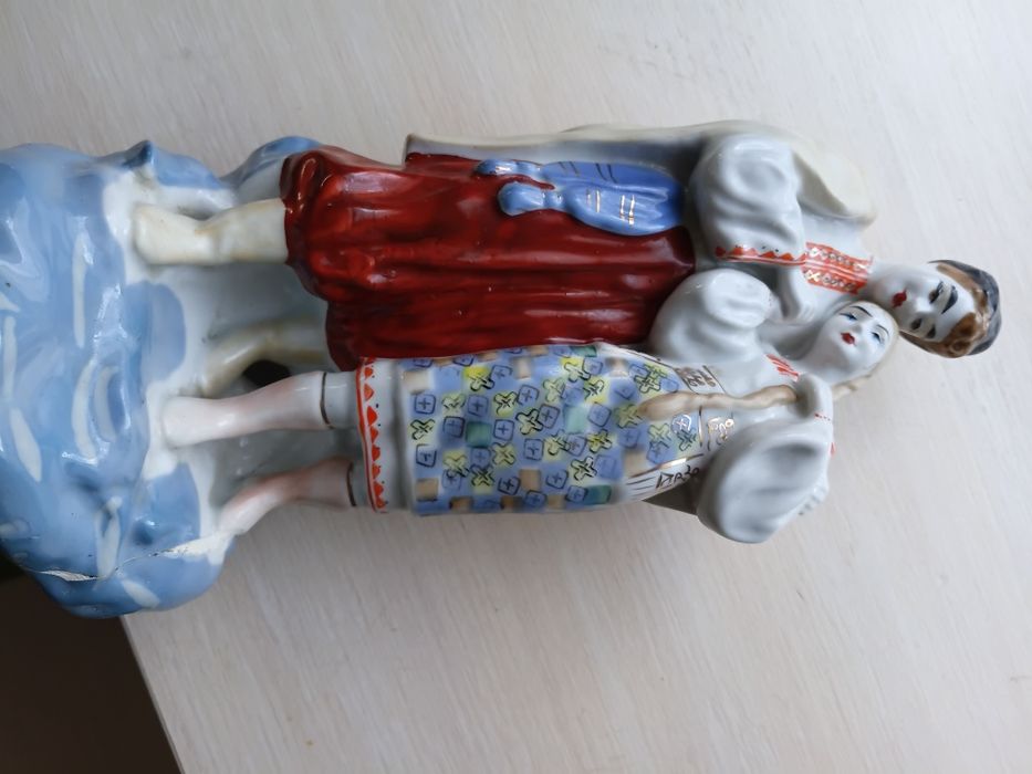 Продам статуетку, козак з дівчиною.