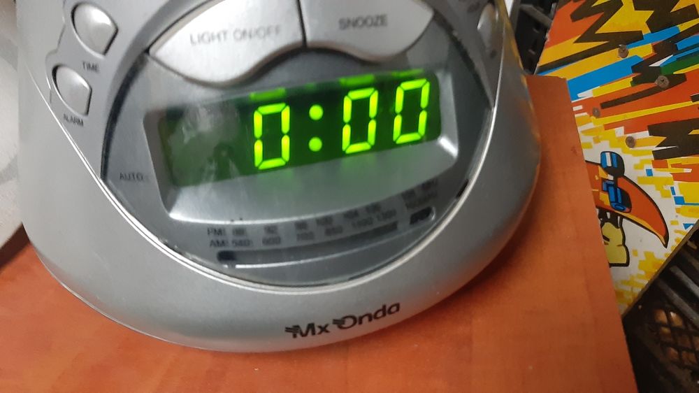 Rádio , relogio,  despertador e candeeiro