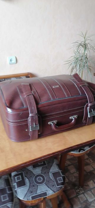 Большой кожаный чемодан.