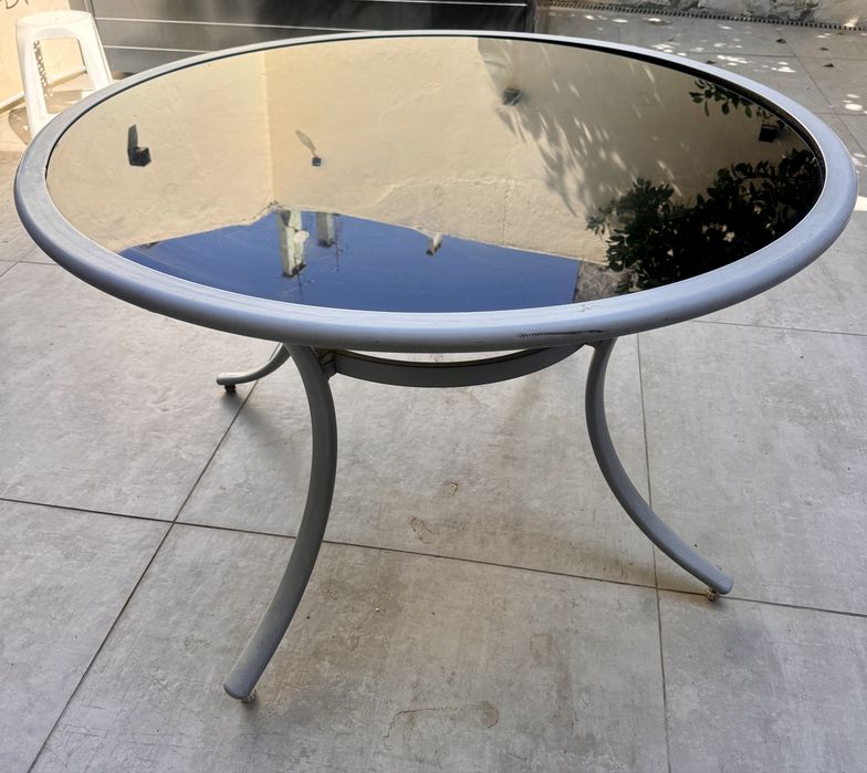 Mesa redonda de exterior Ø120 cm | tampo em vidro preto | 5–6 pessoas