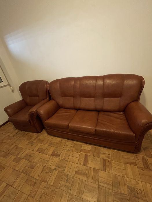 Conjunto de Sofás em Pele Castanha (Sofá 3 Lugares + Poltrona) – Excelente Estado