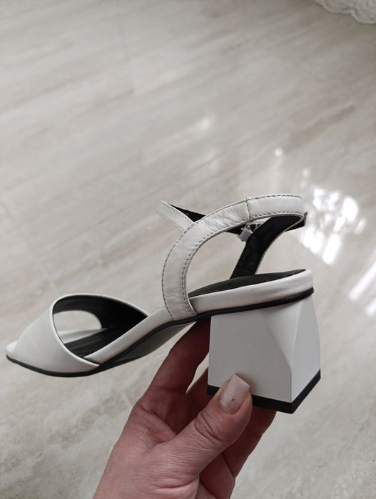 Босоніжки шкіряні 35р