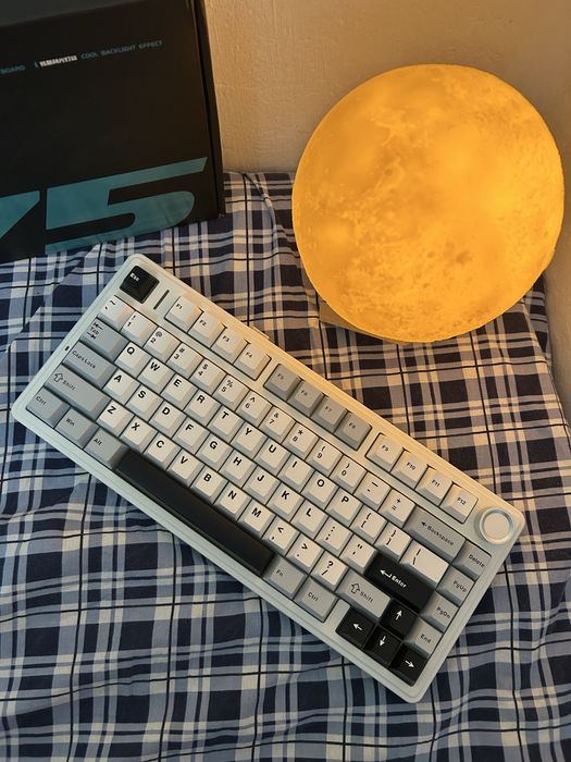 Нова Aula f75  механічна бездротова