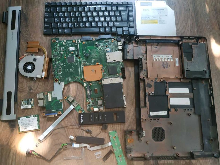Экран в сборе и Комплект  запчастей Toshiba Satellite A100 / А105