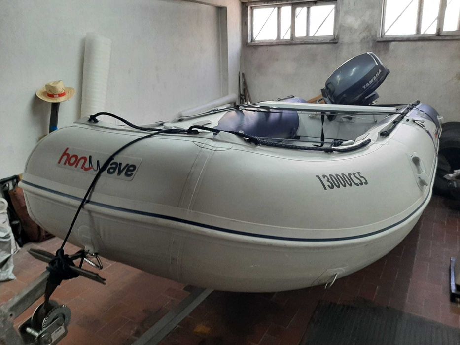 Barco Semi-rigido "COMO NOVO" Honwave T40 AE2 c/ Atrelado e motor Yamaha de 25Hp a gasolina