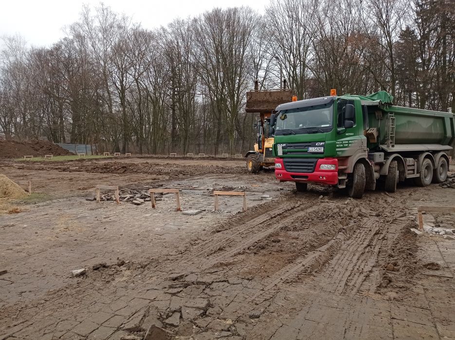 Budowa dróg, utwardzanie placów, sprzątanie działek