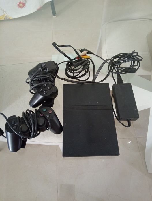 PlayStation 2 e dois comandos