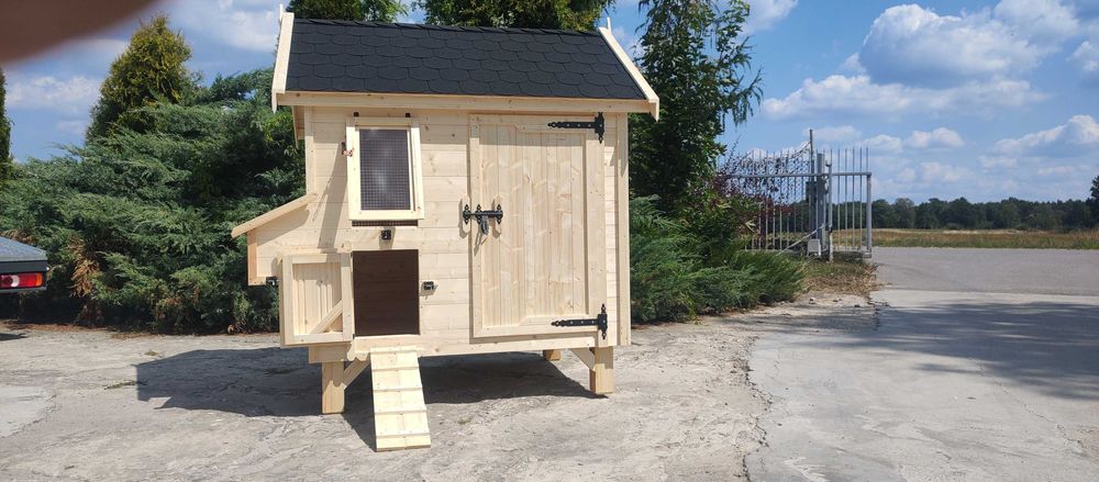 Kurnik dla kur od ręki na nozkach