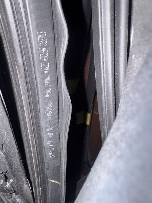 Ущільнювач дверей tesla Model 3 уплотнитель