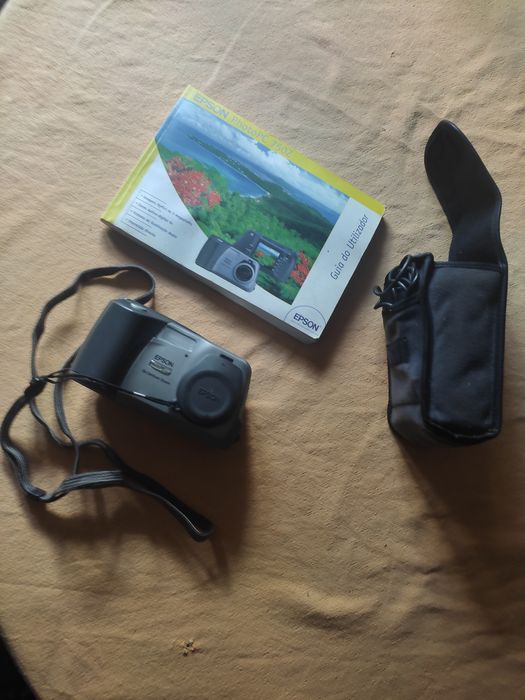 Câmara fotográfica Epson,antiga,a trabalhar normalmente.