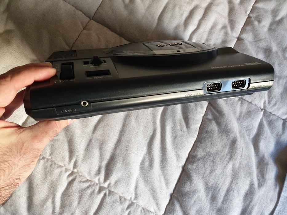 Consola mega drive em excelente estado de conservação! Versão 1601-1864171299050883121