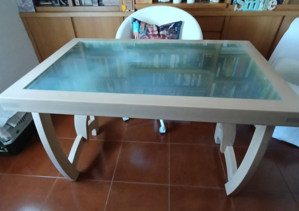 Secretária em madeira maciça