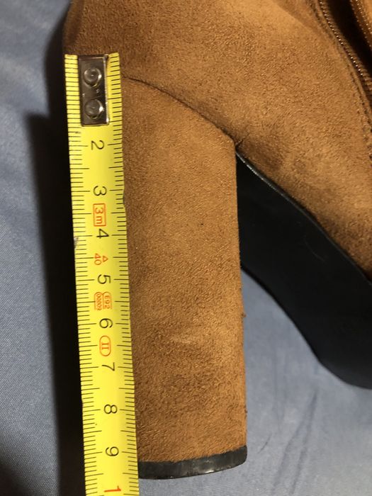 Botas com salto, fecho lateral, usadas