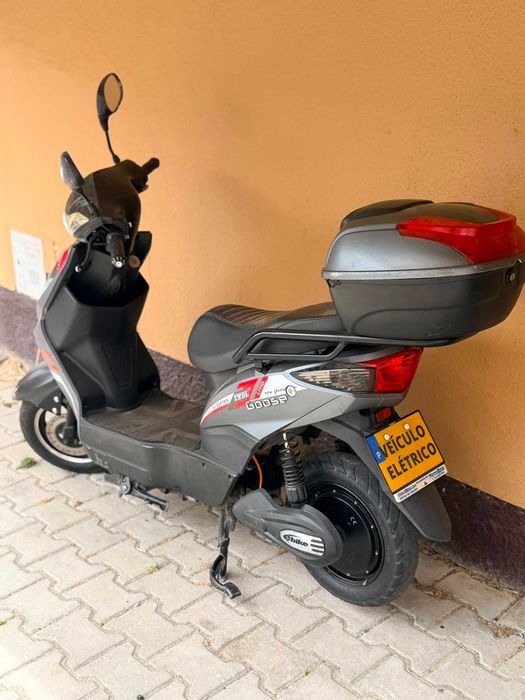 Moto eletrica goose bateria litio com capacete e carregador