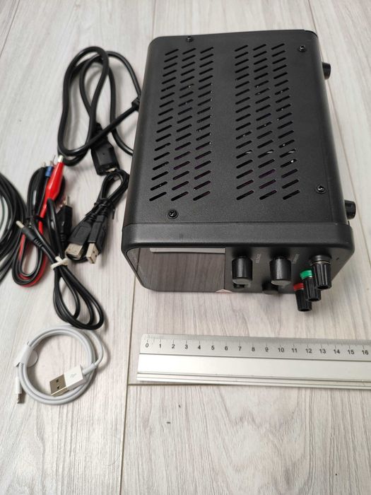 Mały zasilać laboratoryjny 10A 30V domowy stan BDB zestaw końcówek