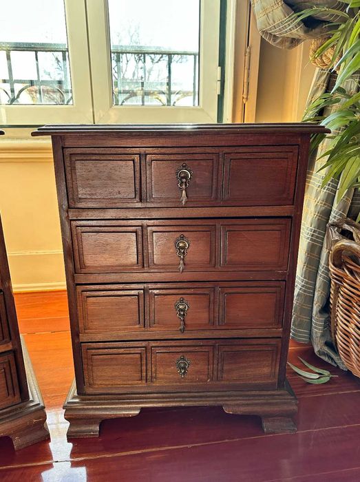 Mesinha de Cabeceira de Madeira Maciça