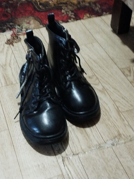 Продам дитячі ботинки