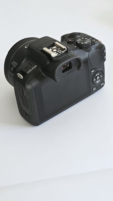 Canon EOS R100 com lente Canon RF 50mm