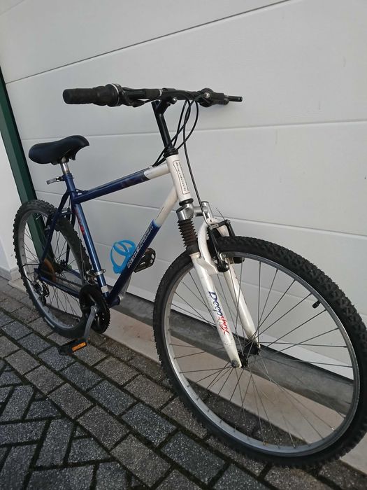 Bicicleta com amortecedores em bom estado