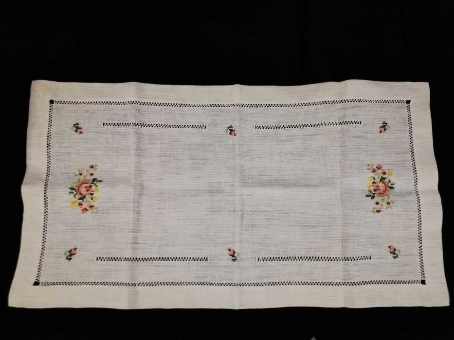 Naperon em linho bordado a ponto de cruz