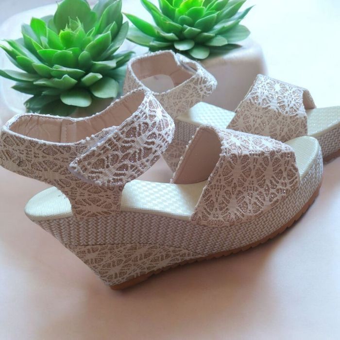 Piękne buty na koturnie