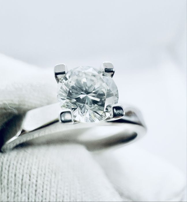 Золота каблучка з натуральним діамантом 0.43 карат.