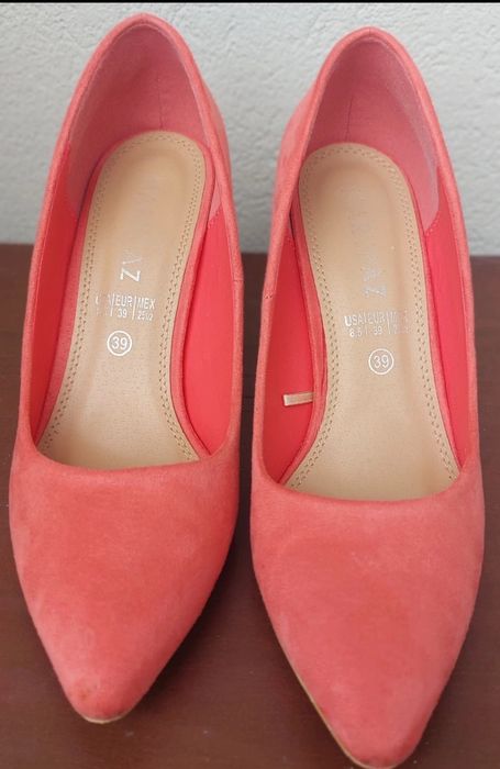 Sapato salto alto camurça.