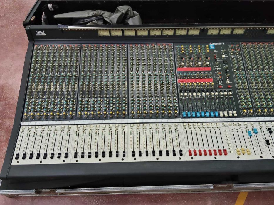 Mesa de Som Analógica Allen & Heath ML4000 (48 Canais) + Flightcase