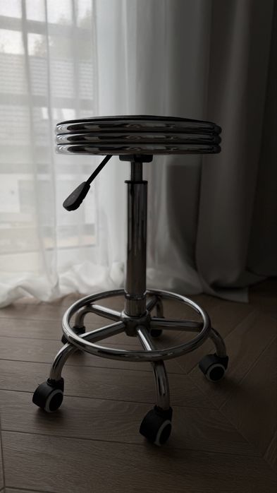 Taboret na kółkach stołek hoker