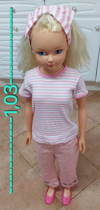 BONECA GRANDE E ANTIGA,RESISTENTE.Casa,Decoração,Colecção,Sala,Quarto.