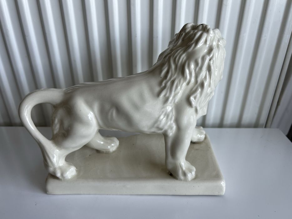 Ceramiczny "BIAŁY " LEW na postumencie Radom Marywil