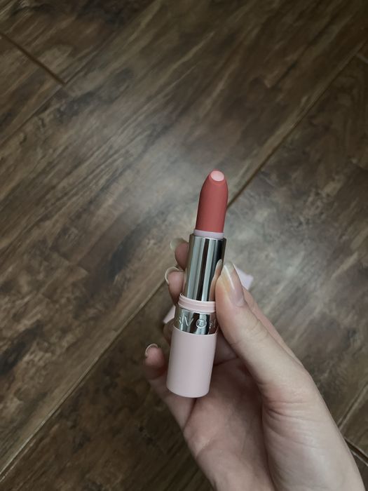 Губна помада Avon
