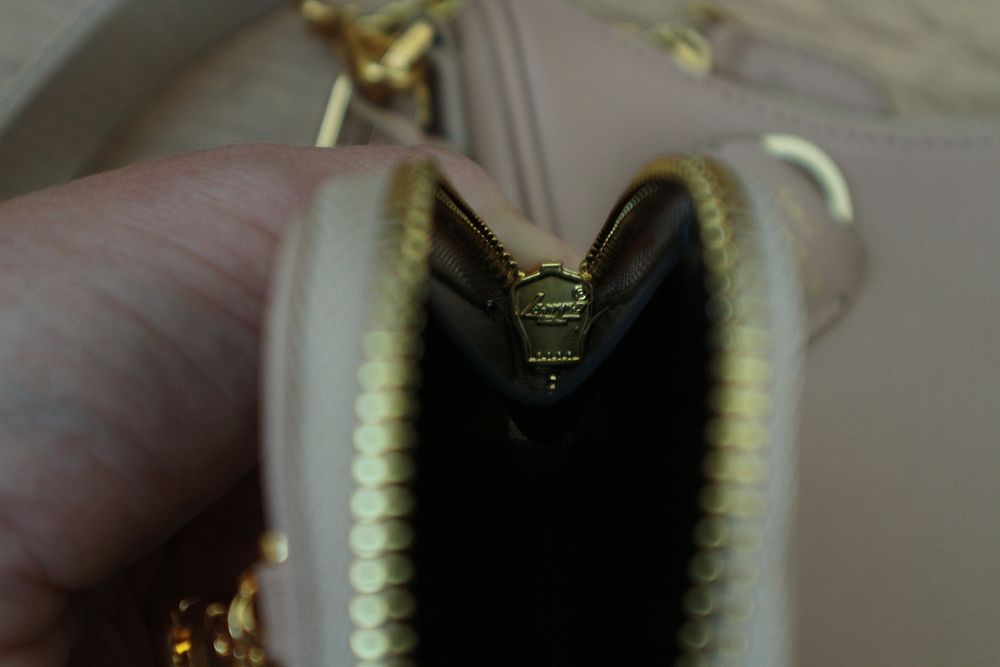 Жіноча сумка Prada