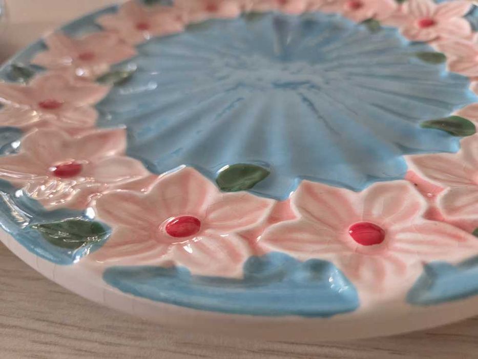 Dwa talerze ceramiczne grubo szkliwione kwiaty