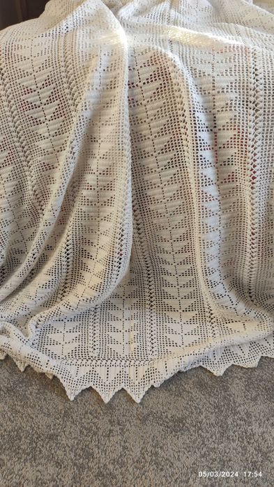 Colcha branca em crochê para cama de casal