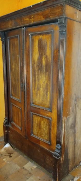 Stara drewniana szafa z  pięknymi zdobieniami do renowacji