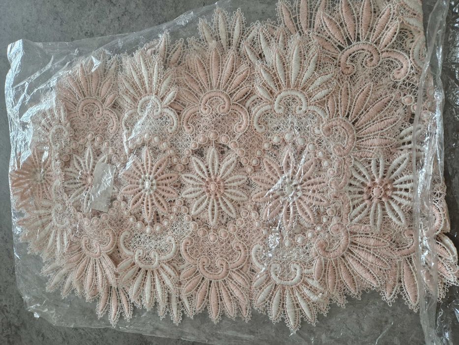 Jogo em renda novo em rosa e branco