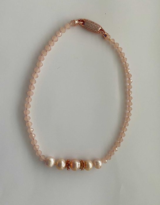 Рожевий чокер нареченої з натуральних перлів та кришталю, 42 см.