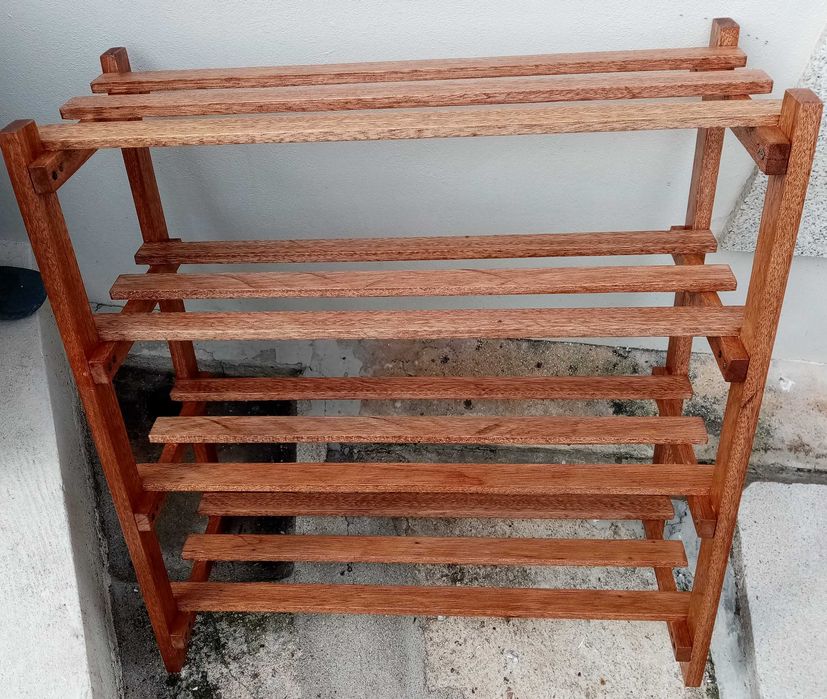 Sapateira em madeira