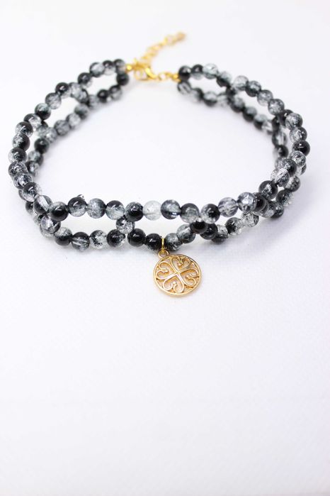 Elegancki naszyjnik typu choker z akrylowymi koralikami i zawieszką