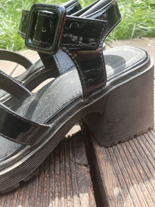 Sandały na platformie