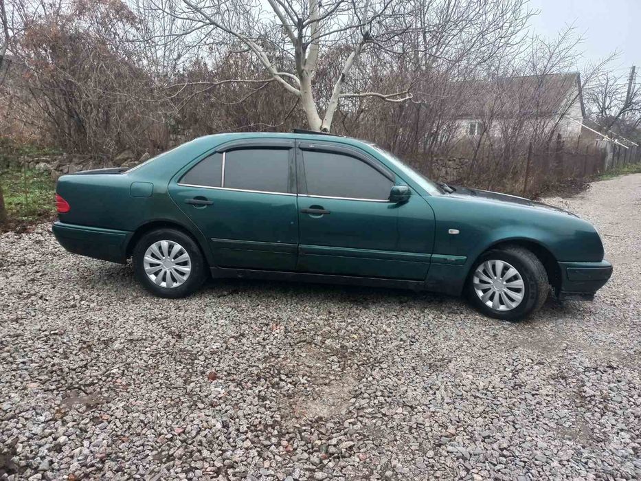 Mercedes-Benz E 210 2.0D