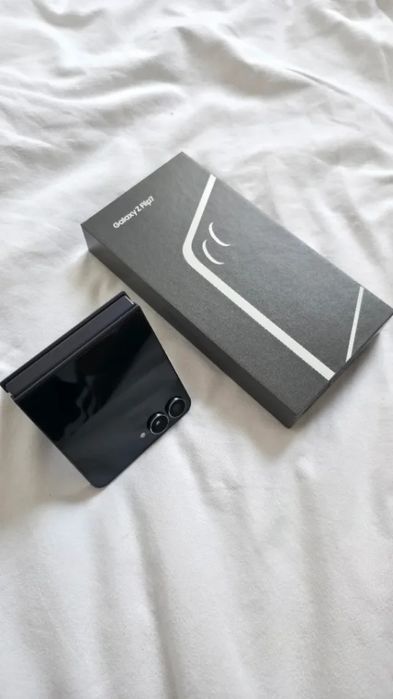 Smartphone SAMSUNG Galaxy Z Flip 7 (6.9'' - 12 GB - 512 GB - Preto)