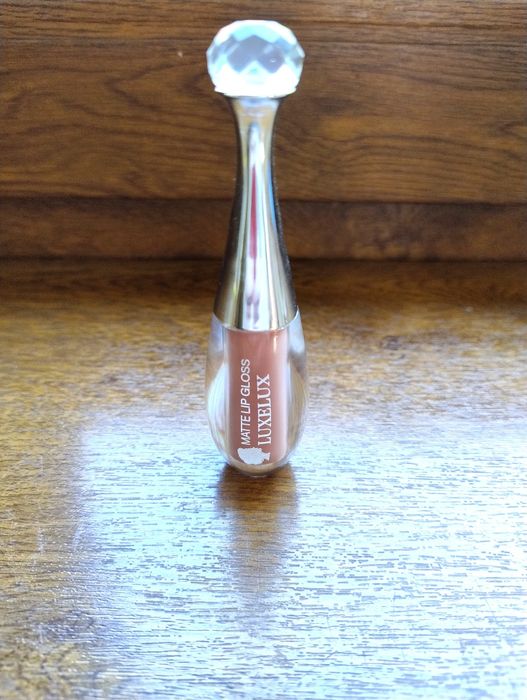 Płynna trwała pomadka matowa nude