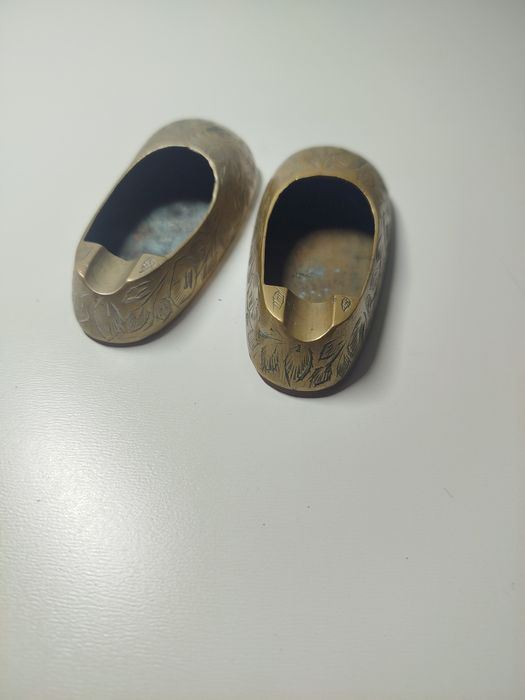 2 cinzeiros em latão