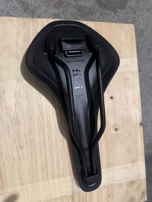 Selim de bicicleta Fizik Antares R5 - NOVO