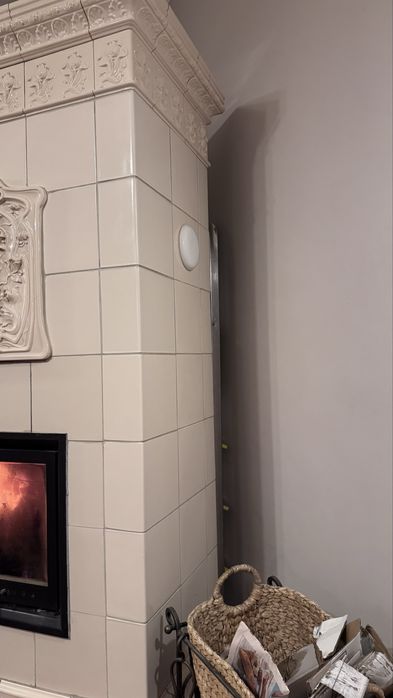 Piec kaflowy stojący – klasyczny, kompletny, jasne kafle