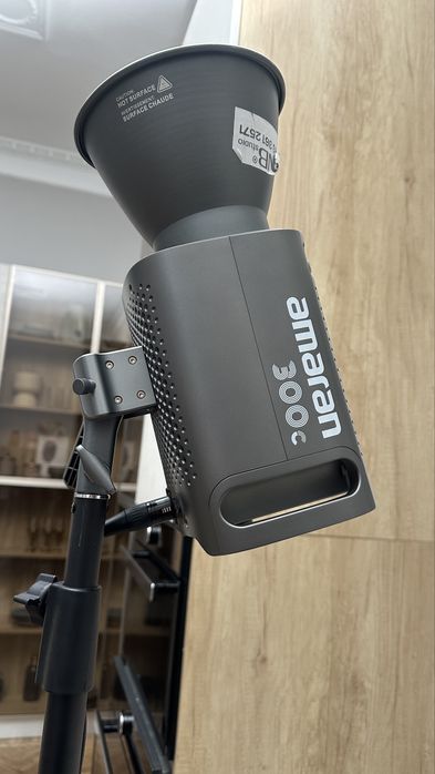 Aputure amaran 300c студійне світло